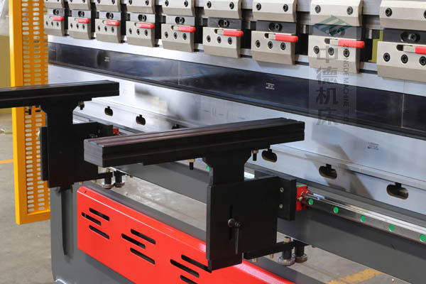 ZDPE8025采用線軌雙托料,可水平移動,能保持超高平行度,托料撐桿為ABS硬質塑料,使用時不會劃傷不銹鋼板材表面.jpg ZDPE8025采用線軌雙托料,可水平移動,能保持超高平行度,托料撐桿為ABS硬質塑料,使用時不會劃傷不銹鋼板材表面.jpg